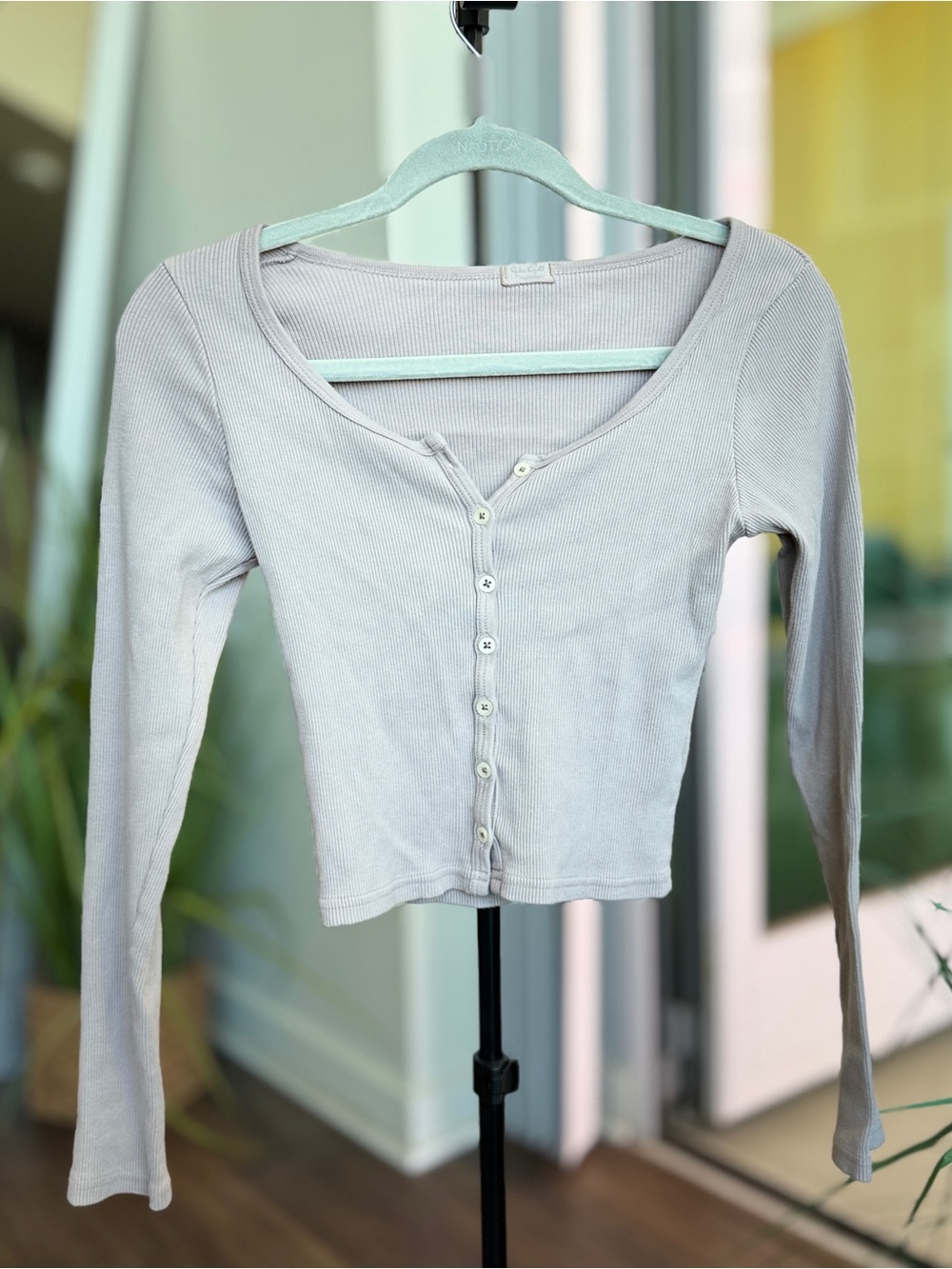 Ribbed Button-Front Long-Sleeve Crop Top - Light Gray / Mauve